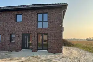 Doppelhaushälfte mit EBK + Photovoltaik + Wallbox – Am Erdbeerfeld 45b, 26892 Emsland (Kreis) – Vorschaubild 1