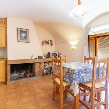 HAUS AUS STEIN ZU VERKAUFEN IM ZENTRUM VON CERVIÀ DE TER!
