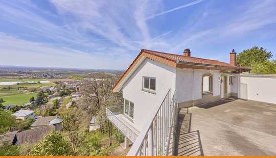 Bild von Panorama trifft Potenzial: Vielseitiges Familiendomizil mit Einliegerwohnung in traumhafter Hanglage