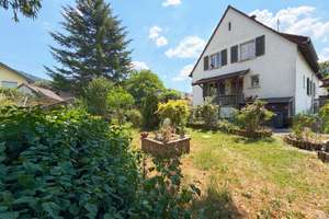 Diese Wohnidylle wird Ihr neues Zuhause. 3 Zimmer auf 97 m². Herrlicher Garten, Garage plus Carport.