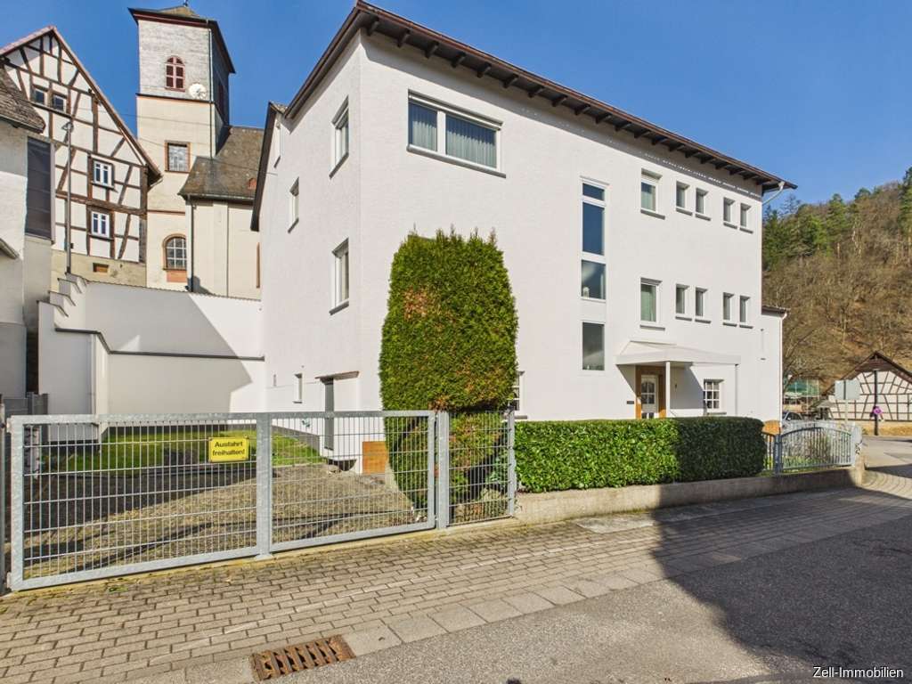 Immobilie in Schlangenbad - Großzügiges Ein- bis Zweifamilienhaus mit Gewerbefläche und zwei Garagen zu verkaufen - Bild 1