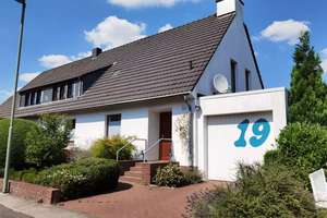 Großzügiges Einfamilienhaus mit Sauna, Weinkeller und idyllischem Garten in Neuss-Gnadental