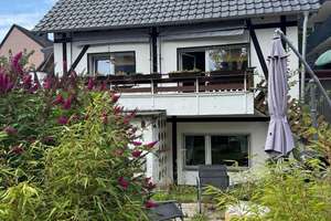 Wohnen und attraktive Mieteinnahmen -  Einfamilienhaus mit 20 Garagenstellplät