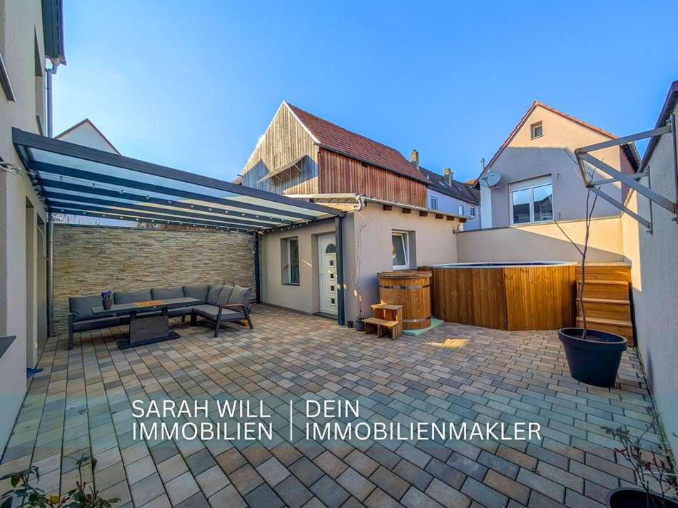 Hof mit Saunahaus und Außenpoo