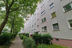 **FRISCH RENOVIERT**5-Zimmer-Wohnung // EG // 2 Bäder // Balkon // ab 01.11.2025 – Ringstraße 187, 4209 Leipzig – Vorschaubild 1