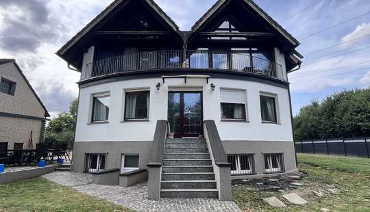 Bild von Sehr großes Grundstück ! Schönes 2-Familienhaus ! Balkon ! Terrasse