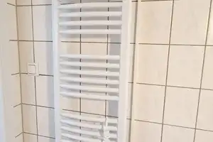 Nur wenige Stufen ins neue Wohnglück - sanierte 3 Zimmer Wohnung mit Balkon und EBK – Birkholzer Weg 8, 39128 Magdeburg – Vorschaubild 13