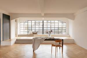 Penthouse mit Dachterrasse, Sichtbeton, Travertinbädern und Fischgrätparkett
