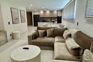 Exklusive neuwertige 2,5-Zimmer-Wohnung mit Designerküche, Fußbodenheizung und überdachter Terrasse
