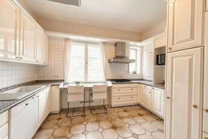 Anwesen auf 1.380 m² Grundstück in begehrter Westend-Lage mit Pool, Sauna und Sanierungspotenzial – Die vollständige Adresse der Immobilie erhältst du vom Anbieter., 14055 Westend, Berlin – Vorschaubild 9
