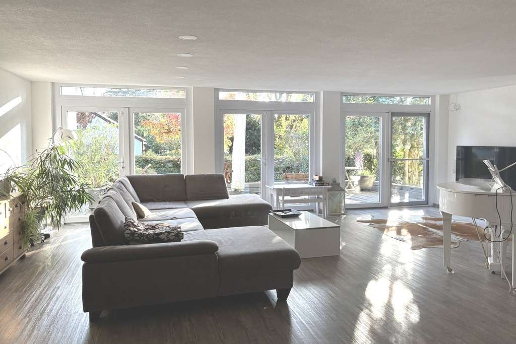 Absolut bevorzugt und wertig: Anwesen mit Indoor-Schwimmbad in bester Lage!