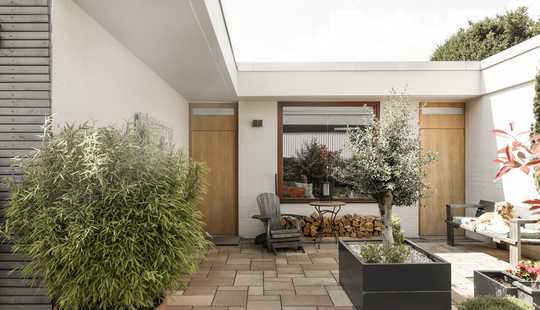 Bild von Sanierter 60's Architekten-Bungalow mit bodentiefen Glasfronten, Naturgarten und Designerküche