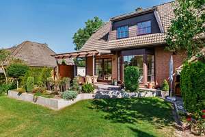 Modernisiertes Familienhaus in ruhiger Saseler Sackgasse mit Garten, Sauna und zwei Carports