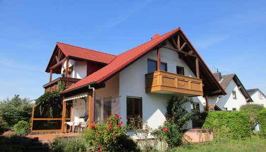 Bild von Freistehendes Einfamilienhaus mit Doppel-Carport und Garten