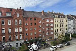 Im Auftr.: Helle 3-Zi. Whg. zwischen "Holtenauer" und Adolfstraße mit Balkon u. Blick ins Grüne