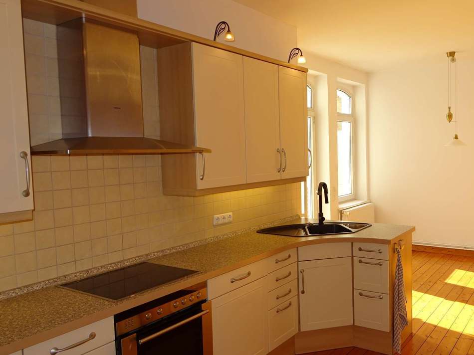 Küche mit Eßbereich und Balkon