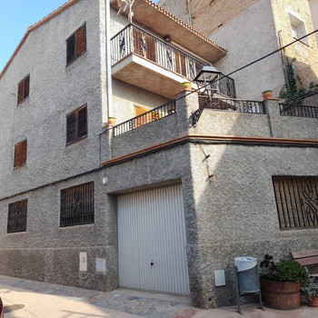 GELEGENHEIT: GROSSES REIHENHAUS IN GRATALLOPS, PRIORAT, MIT TOURISTENLIZENZ