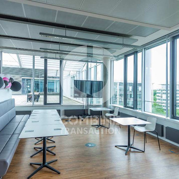 Campusgebäude mit Dachterrasse. combine Transaction