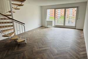 Erstbezug nach Kernsanierung: Lichtdurchflutete Maisonette, TL-Bad, Südbalkone, Stellplatz, Wallbox