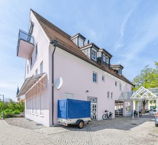 ÄUSSERST GEPFLEGTE 3-ZIMMER-WOHNUNG MIT EINBAUKÜCHE UND BALKON IN ZENTRALER LAGE VON GUNDELFINGEN