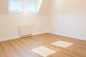 Stilvolle 2-Zimmer-Dachgeschosswohnung im Erstbezug – Komplett saniert in beliebter Wohnlage