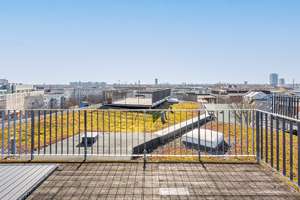 Kernsanierte Altbauwohnung mit großer privater Dachterrasse (22 m²)