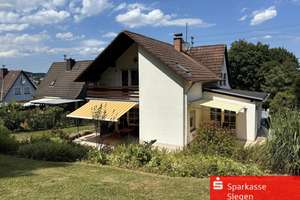 Modernes Wohnen in Siegen-Geisweid: Top- Grundstück mit Weitblick, 2 Garagen & Carport.