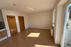 Sonnige 1-Zimmer-Wohnung in Kötz – Balkon, Tiefgarage & Einbauküche – Tannenweg 7, 89359 Kötz – Vorschaubild 2