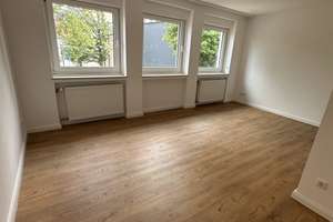 Titel: Erstbezug nach Sanierung: Stilvolle 50 m²-Wohnung mit Dachstudio, Balkon & Blick ins Grüne