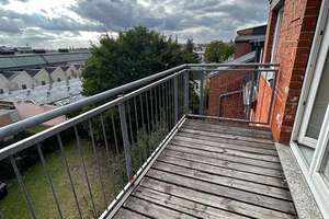 Großzügige DG 2-Zimmer mit Laminat, EBK, Balkon und Wannenbad!  – Hainstraße 85, 9130 Sonnenberg, Chemnitz – Vorschaubild 2