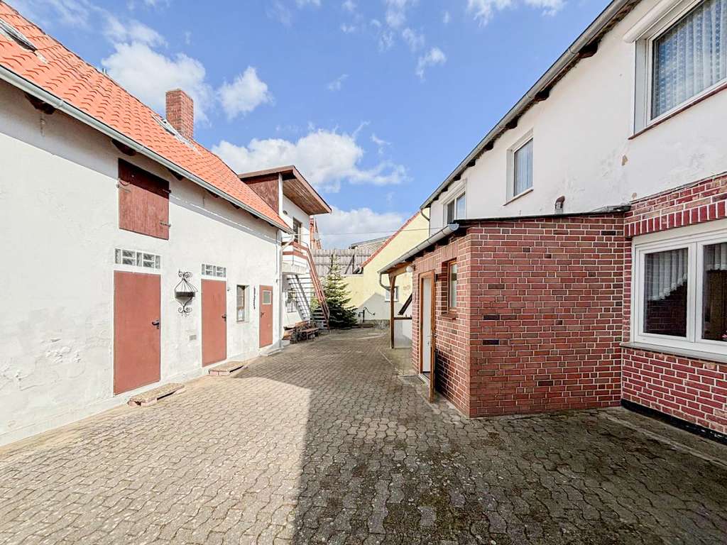 Immobilie in Brome - Charmantes Einfamilienhaus mit großem Nebengebäude, Garten und zwei Garagen im Landkreis Gifhorn - Bild 2