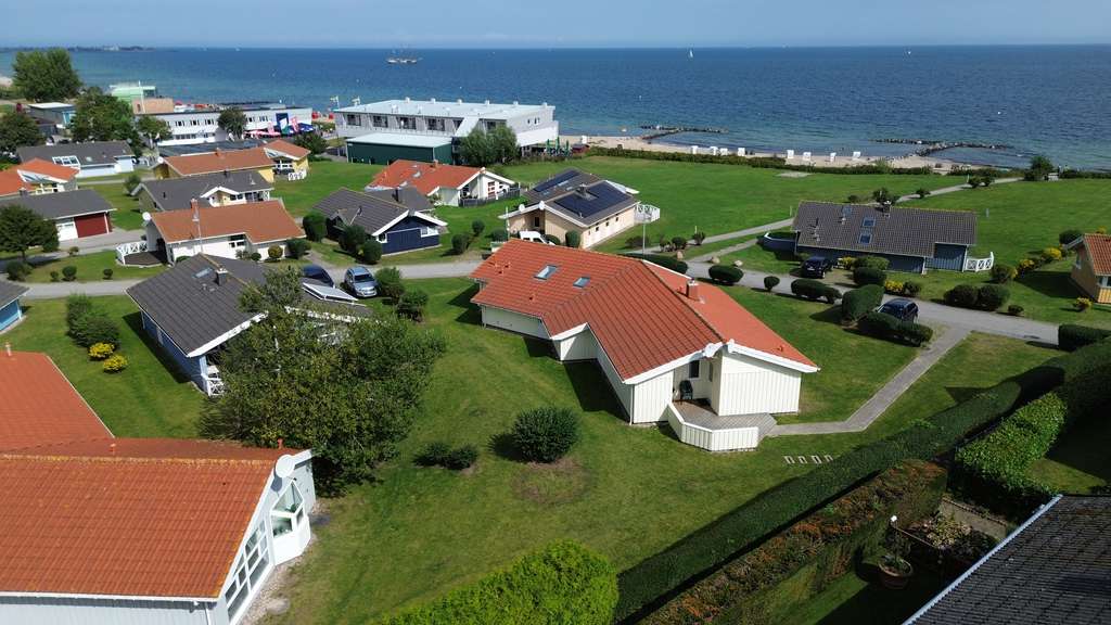Immobilie in Brodersby - Großzügiges Strandhaus mit Pool und Whirlpool am Meer - Bild 0