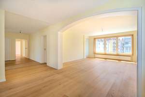 Stilvoll geschnittene Wohnung mit verglaster Loggia, nahe Ringpark, im Herzen Würzburgs