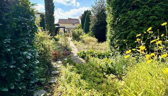 Bild von Zwei charmante Häuser auf großem Grundstück in Kriftel am Taunus