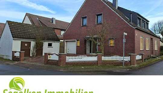 Bild von Ein- bis Zweifamilienhaus mit zwei Garagen, Carport und großem Garten