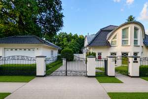 Luxuriöse Villa auf 3000 qm Parkgrundstück mit Doppelgarage,  beh. überdachten Pool, Sauna v. Klafs – Die vollständige Adresse der Immobilie erhältst du vom Anbieter., 16548 Glienicke/Nordbahn – Vorschaubild 1