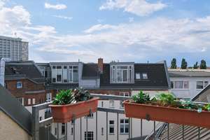 "Vermietete 85 m² Altbauwohnung mit Balkon und ausgebauten 63 m² DG am Preussenpark in Wilmersdorf"