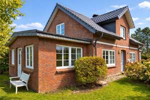 Amrumer Liebhaberstück in Bestlage Norddorf: Freistehendes Friesenhaus mit Charme, Kamin, Meerblick – Ual Saarepswai 26, 25946 Norddorf auf Amrum – Vorschaubild 1