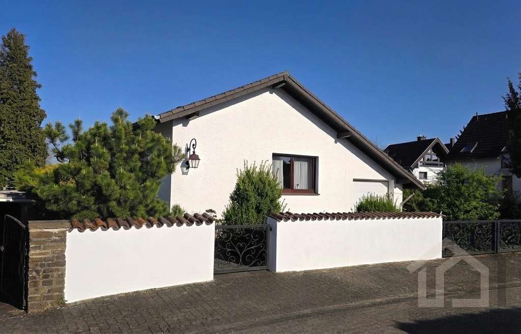 Immobilie in Rösrath - Familienidyll mit Mehrwert: Großzügiges Haus mit Einliegerwohnung in Rösrath-Forsbach - Bild 1