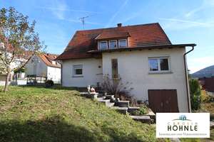 Sonnig gelegenes, renovierungsbedürftiges Einfamilienhaus     mit großzügigem Garten