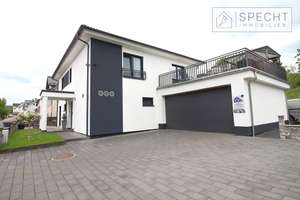 ATTRAKTIVE STADTVILLA IN GUTER WOHNLAGE! Baujahr 2016, 197,30 m² Wohnfläche und 621 m² Eckgrundstück – Die vollständige Adresse der Immobilie erhältst du vom Anbieter., 63599 Biebergemünd – Vorschaubild 1