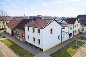 Einfamilienhaus mit Balkon und vielseitiger Ladenfläche – Wohnen, Leben & Gestalten mit Perspektive – Die vollständige Adresse der Immobilie erhältst du vom Anbieter., 39397 Kroppenstedt – Vorschaubild 2