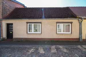 Wohnen in urbaner Lage: Reihenmittelhaus mit 3 Räumen in Gnoien – Die vollständige Adresse der Immobilie erhältst du vom Anbieter., 17179 Gnoien – Vorschaubild 2
