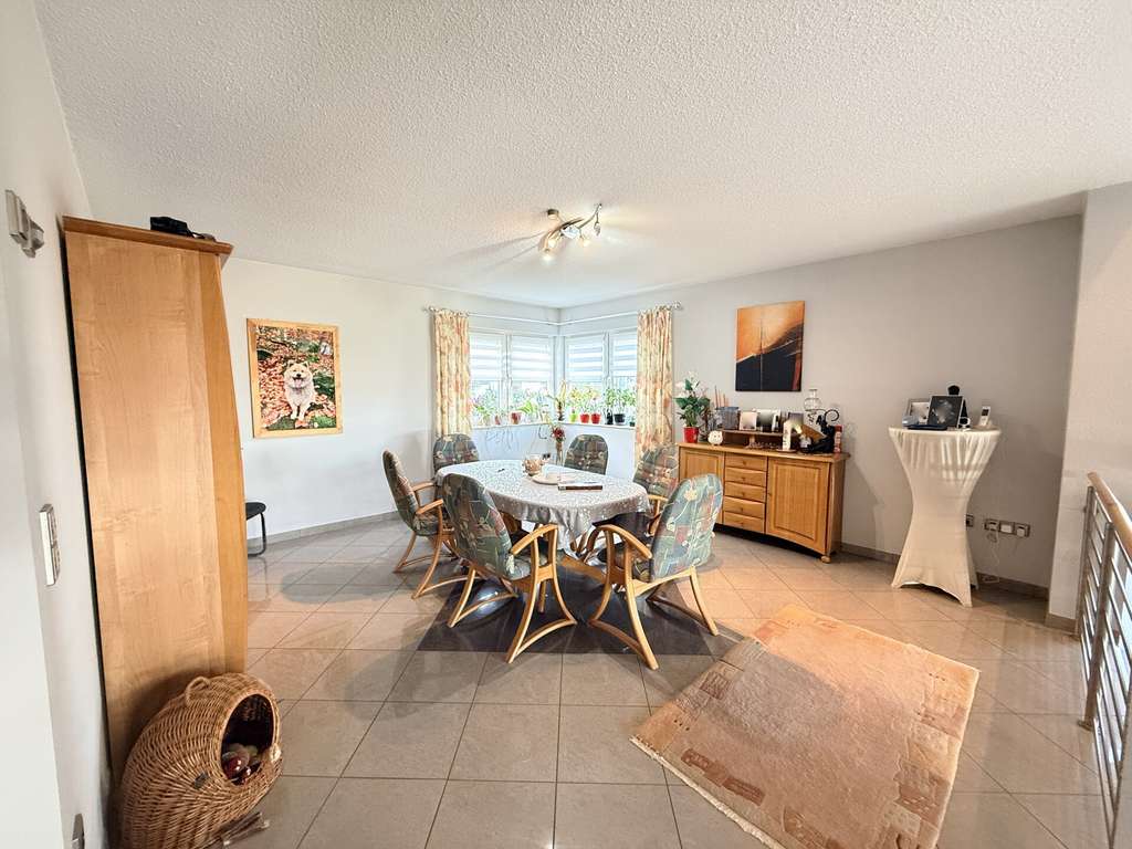 Immobilie in Überherrn - Großzügiges Architektenhaus mit Einliegerwohnung und Weitblick über das Saartal zu verkaufen - Bild 3