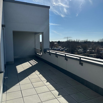 2-Zimmer Penthouse mit zwei sonnigen Dachterrassen und geräumiger Wohnküche