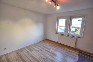 Gepflegtes, renoviertes Einfamilienhaus mit Einbauküche und Terrasse – Die vollständige Adresse der Immobilie erhältst du vom Anbieter., 96472 Rödental – Vorschaubild 2