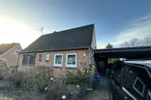 Kleine Haushälfte mit Anbau auf traumhaft schönem Grundstück in zentrumsnaher Wohnlage! – Rendsburg-Eckernförde (Kreis) – Vorschaubild 1