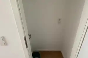 Ideal für Paare oder Singles: Neubauwohnung mit Einbauküche, Balkon, Aufzug & Gemeinschaftsterrasse – Allee der Kosmonauten 25a, 10315 Berlin – Vorschaubild 11