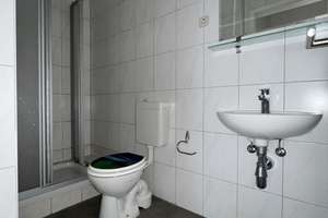 4-Zimmer-Wohnung mit kleinem Balkon, Abstellraum, Tageslichtbad mit Wanne und Gäste-WC mit Dusche. – Peter-Paul-Straße 9, 39106 Alte Neustadt, Magdeburg – Vorschaubild 17
