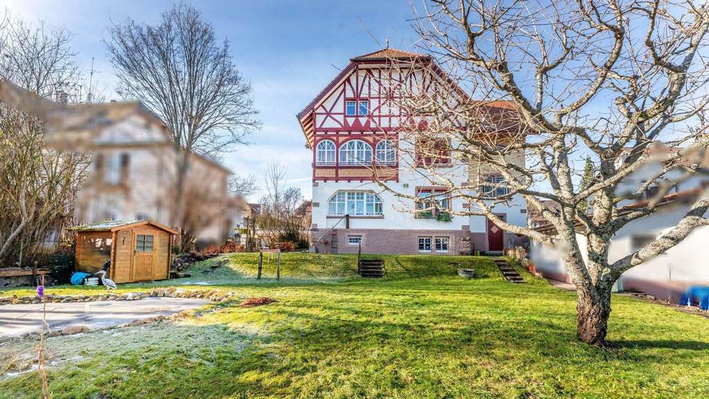 Immobilie in Titisee-Neustadt - Herrschaftliches Dreifamilienhaus mit Villencharakter - reprästentativ, flexibel, werthaltig.  - Bild 2